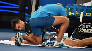 Djokovic, atendido en el suelo