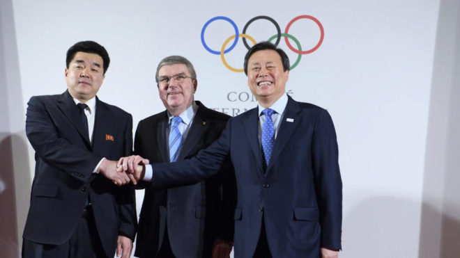 Thomas Bach con los representantes de Corea del Norte (izquierda) y...