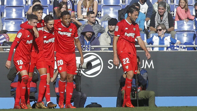 Los jugadores del Sevilla celebran el gol de Sarabia.