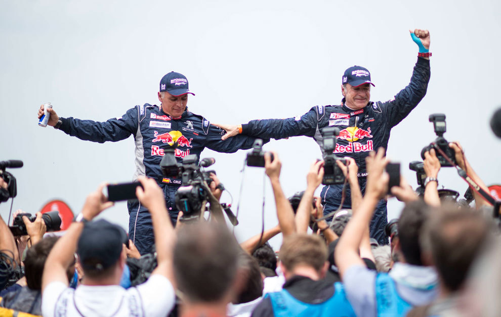 Carlos Sainz y Lucas Cruz (Peugeot), ganadores en coches
