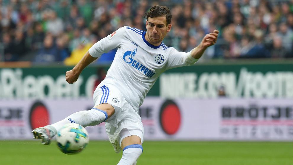 Leon Goretzka dispara a puerta en un partido del Schalke.