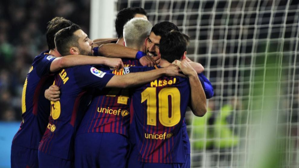 Los jugadores del Barcelona celebran el gol de Luis Surez