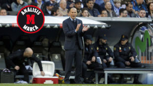 Zidane, animando a sus jugadores durante el partido ante el Deportivo.