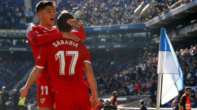 Correa y Sarabia celebran uno de los goles al Espanyol.