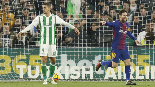 Feddal se lamenta tras uno de los goles de Messi.