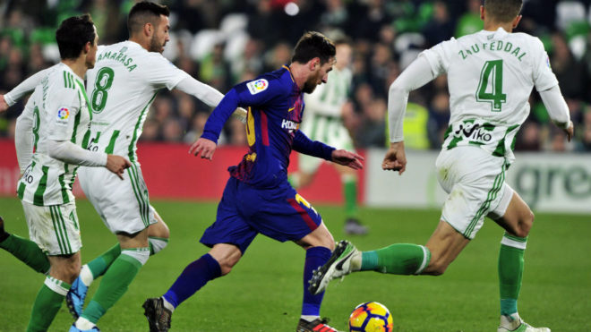 Messi, perseguido por varios jugadores del Betis.