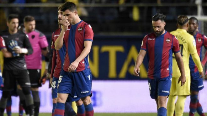 Los jugadores del Levante se retiran cabizbajos del csped de La...