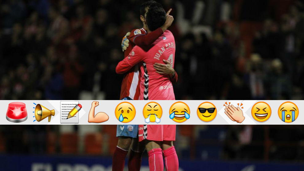 Bernardo abraza a Juan Carlos tras anotar el portero un golazo desde...