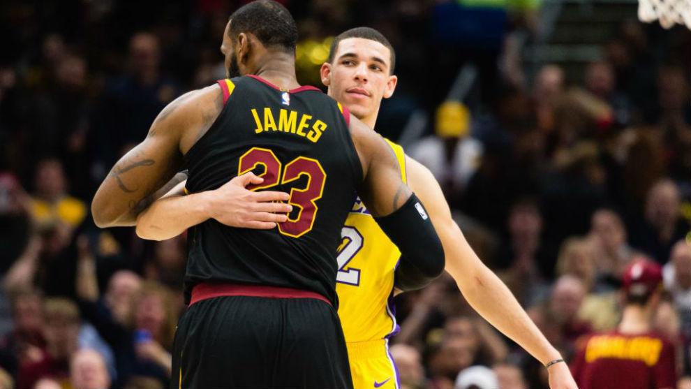 LeBron James y Lonzo Ball abrazados tras el final de un Cavs vs Lakers