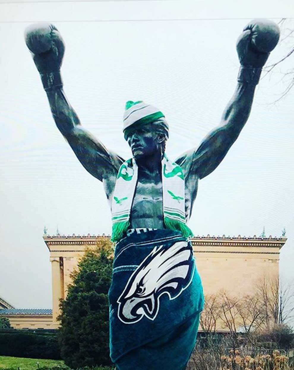 La estatua de Rocky Balboa en Filadelfia vestida con los colores de...