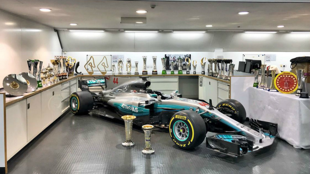 Sala de trofeos y monoplaza Mercedes-AMG F1