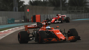 Fernando Alonso con el MCL32.