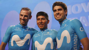 Mikel Landa, derecha, junto a Nairo Quintana y Alejandro Valverde en...