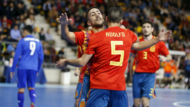 Joselito y Adolfo celebran uno de los goles de Espaa.