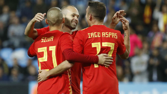 Iniesta, Silva y Iago Aspas celebran un gol.