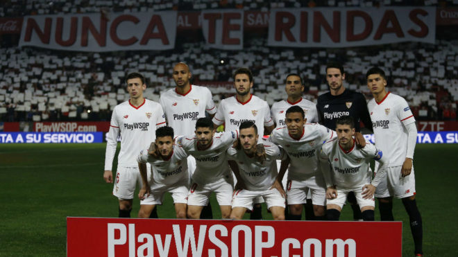 Los jugadores del Sevilla, antes del inicio del choque.