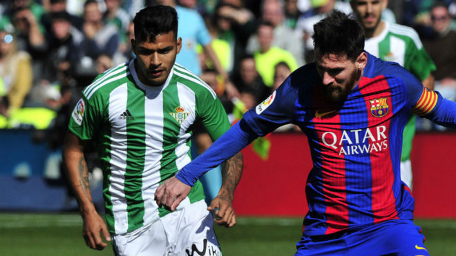 Nahuel lucha con Messi en un Betis-Bara.