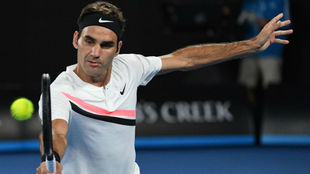 Federer pega una volea