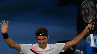 Federer saluda