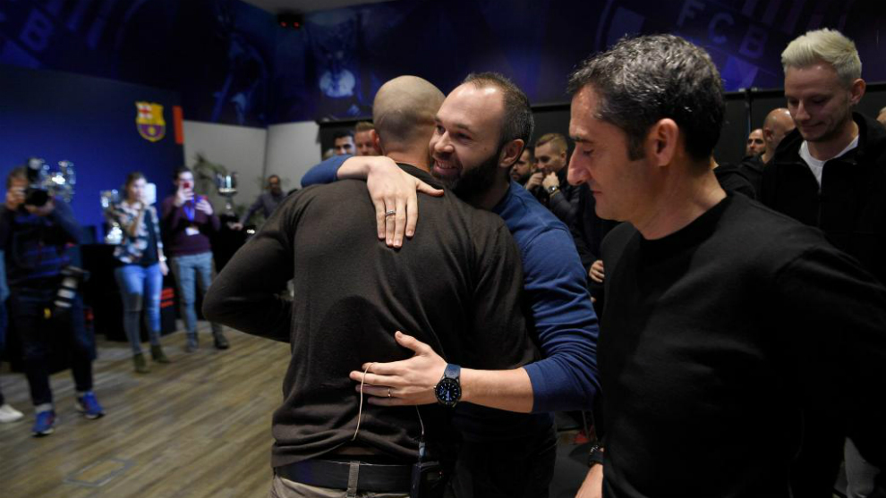 Iniesta abraza a Mascherano en presencia de Valverde y Rakitic.