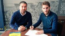 Fausto Tienza firma su nuevo contrato junto al director deportivo Juan...