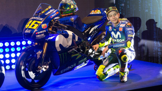 Rossi, junto a su Yamaha M1.