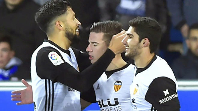 Santi Mina, Garay y Guedes celebran el gol del gallego.