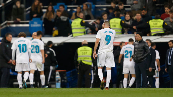 Los jugadores del Madrid se retiran a vestuarios.