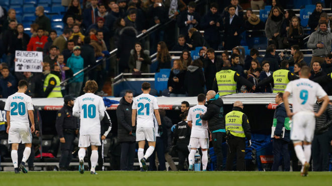 Los jugadores del Madrid se marchan abatidos del campo
