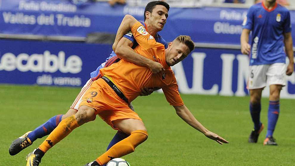 Folch agarra a Edgar durante el Oviedo-Reus de la primera vuelta