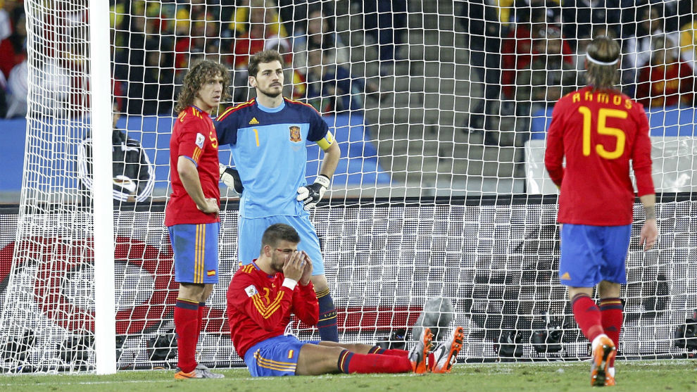 Puyol, Casillas, Piqu y Ramos, tras encajar el gol con el que Suiza...