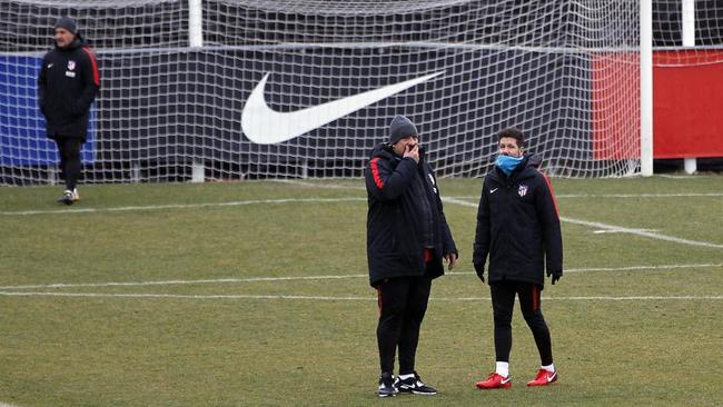 Simeone y Burgos, durante el entrenamiento de este jueves en el Cerro.