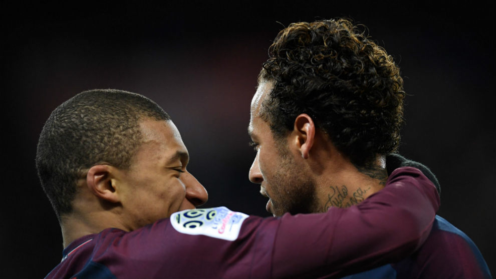Mbapp y Neymar se felicitan tras el 7-0 al Dijon.