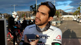 Alberto Contador habla con un periodista en la localidad almeriense de...