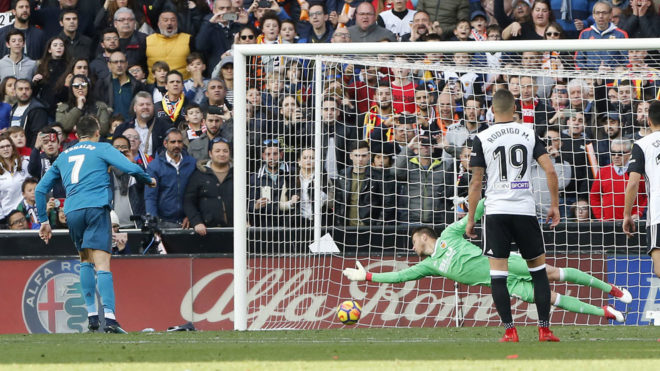 Cristiano Ronaldo, en el segundo penalti lanzado ante el Valencia.