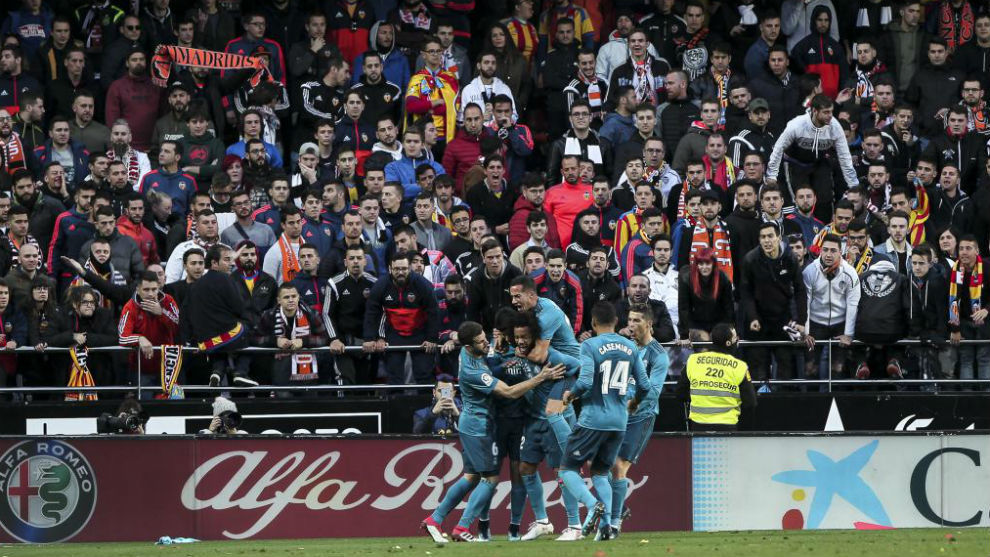 Los jugadores del Madrid celebran un gol en Mestalla