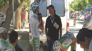 Sergio Gili conversa con Gonzalo Najar antes de la salida de la sexta...