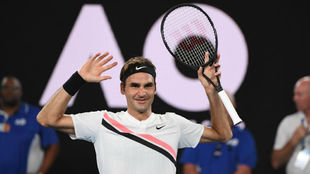 Federer levanta los brazos