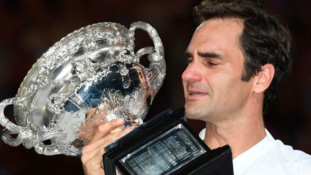 Federer, con el trofeo