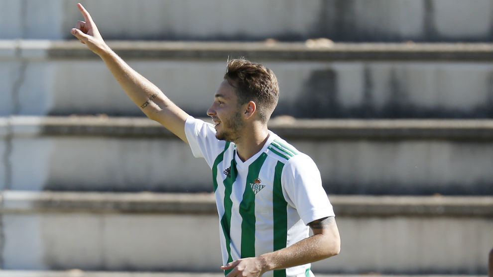 Loren celebra un gol con el Betis Deportivo.