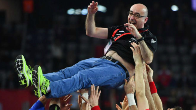 Jordi Ribera fue manteado por los jugadores tras el triunfo.