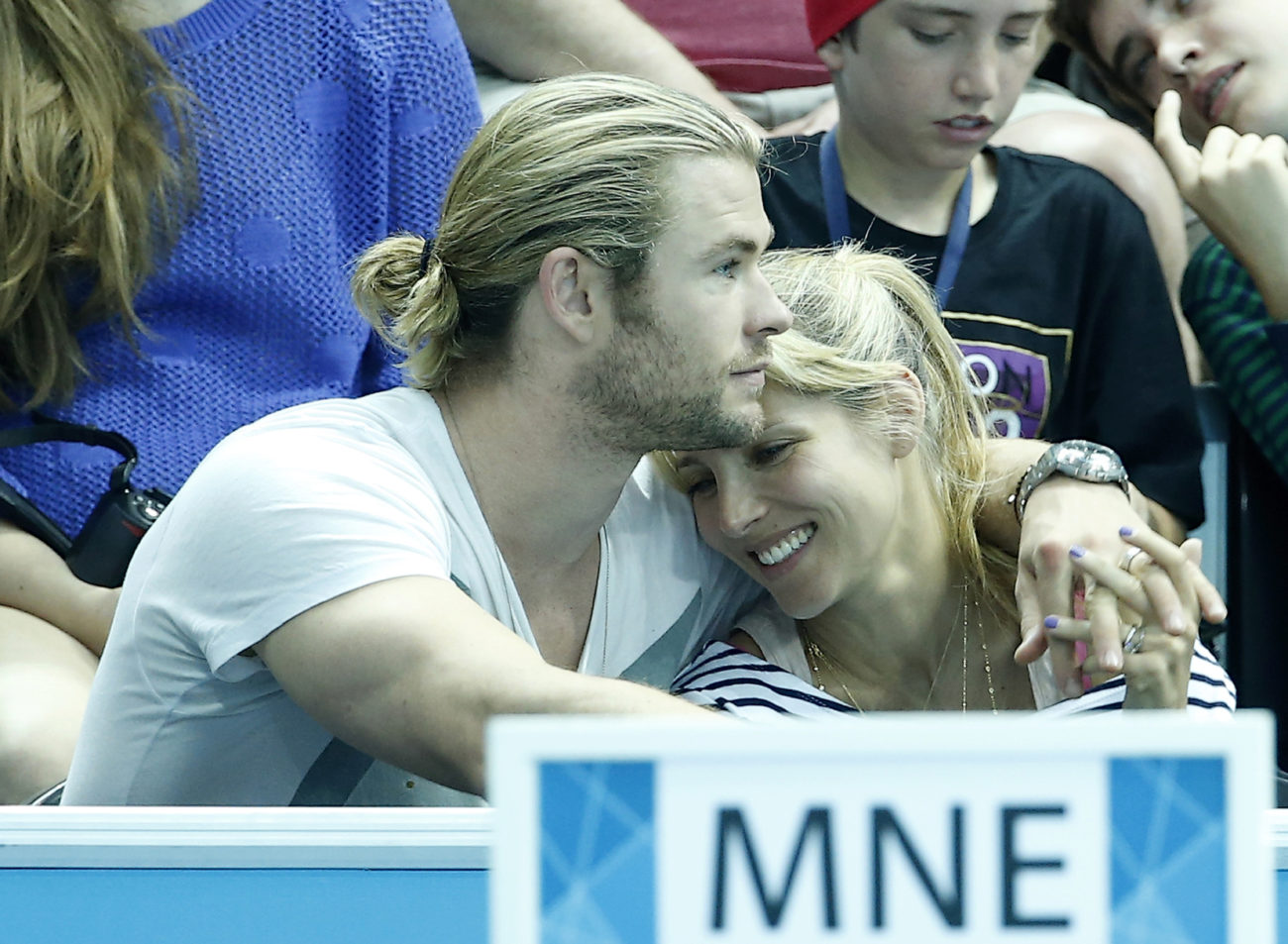 Chris Hemsworth y Elsa Pataky besndose en los Juegos Olmpicos de...