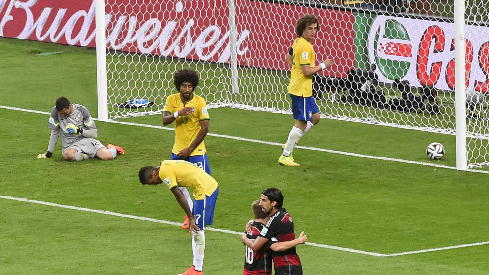 Kroos y Khedira se felicitan tras un gol de Alemania a Brasil en el...