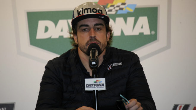 Fernando Alonso atiende a los medios en Daytona.