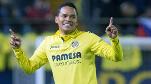 El delantero colombiano Carlos Bacca celebra su gol, tercero del...