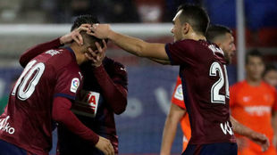 Los jugadores del Eibar celebrando un gol en Ipurua. Javier...
