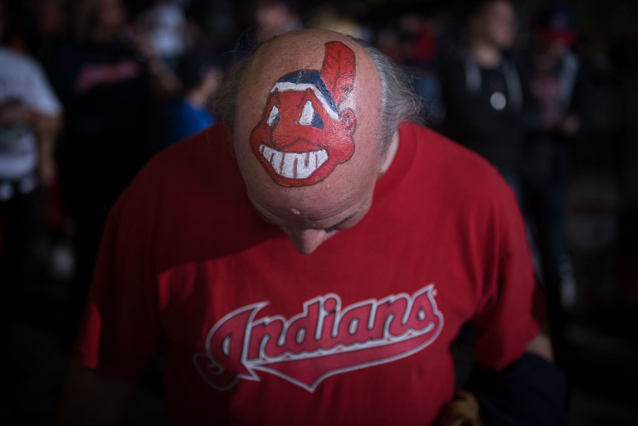 Un seguidor de los Cleveland Indians luciendo el logotipo del Chief...