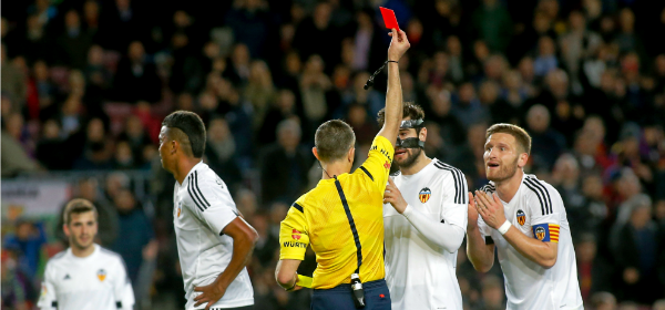 Iglesias Villanueva muestra la tarjeta roja a Mustafi en el partido de ida de la semifinal de 2016 en el Camp Nou.