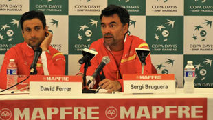 David Ferrer y Sergi Bruguera en la rueda de prensa.