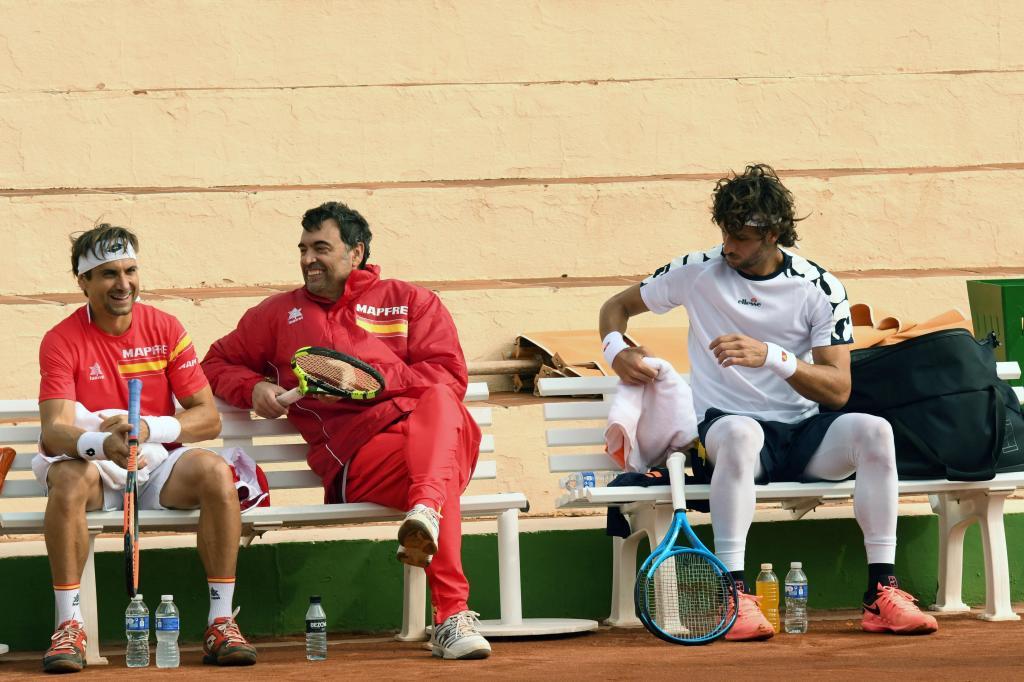 Bruguera conversa con Ferrer durante un entrenamiento con Feliciano...